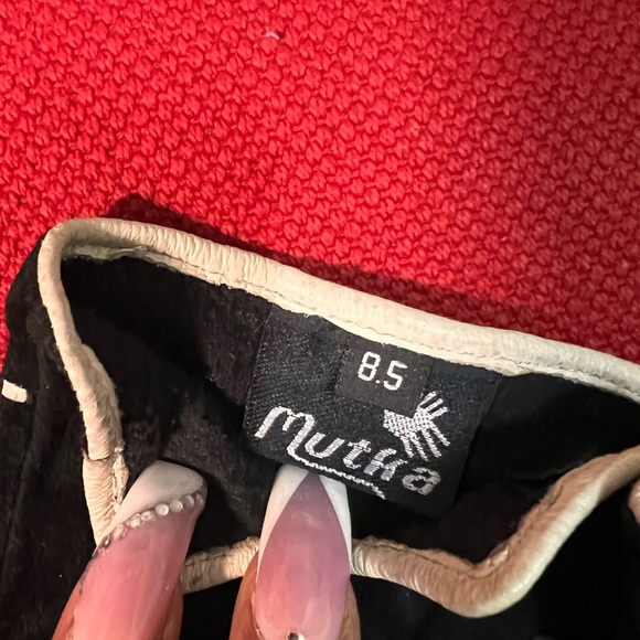 Women black suede gloves by Mutha. - Picture 4 of 6